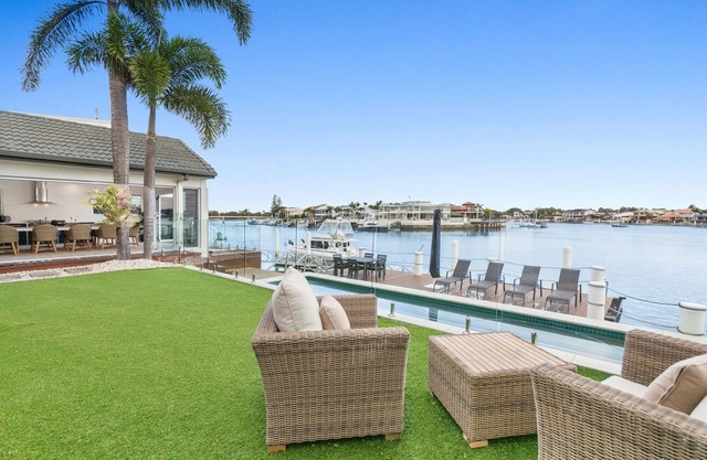 Amazing Canal House with Private Jetty, Gym & Pool