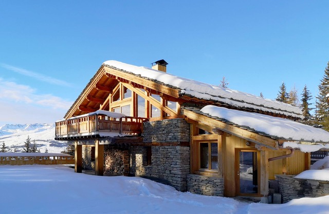 Amazing chalet for 19 people, 400m from ski-lift and 12 min walk from centre