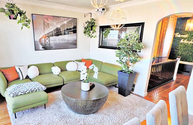 Amazing City Views Free Parking & King Bed