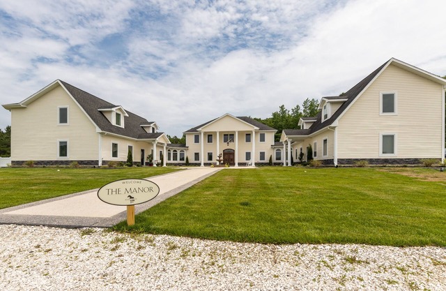Amazing equestrian estate with luxury finishes & private pool