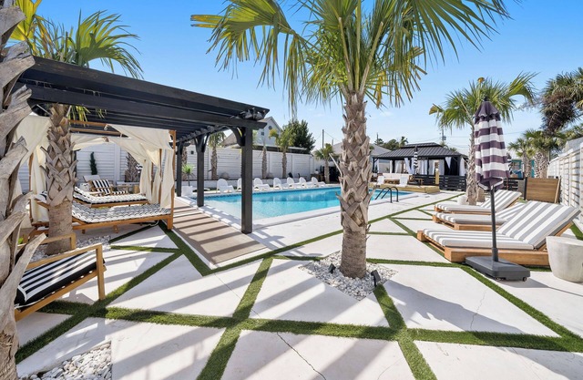 Amazing family Oasis, ft. 2 separate houses, golf cart, jacuzzi, private pool