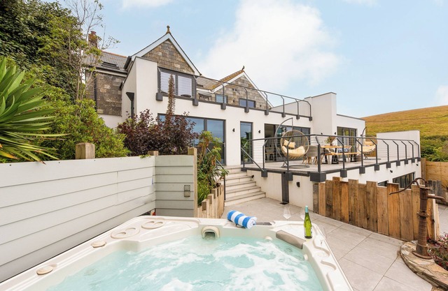 Amazing family home 400m to beach with hot tub, cinema den, games & yoga room