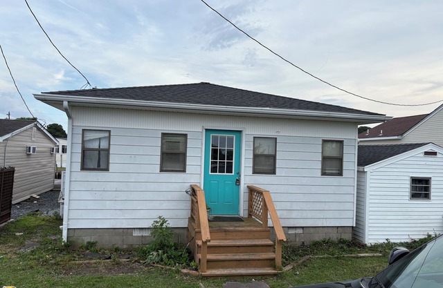 Amazing fishing cottage on the bay! Direct bay access! Beautiful views!