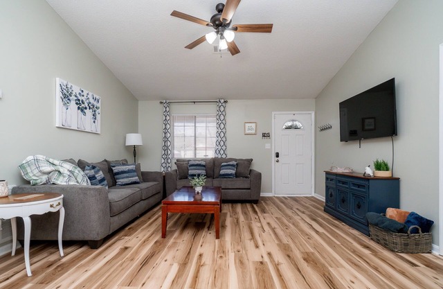 AMAZING for Large Groups or Crews- 7 beds/4 bedrooms