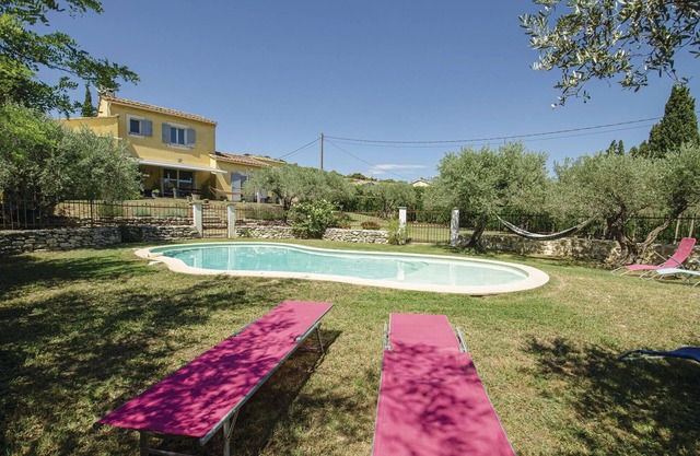 Amazing home in Caumont sur Durance