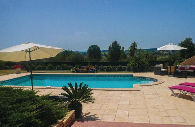 Amazing home in Creissan with 3 Bedrooms, WiFi and Outdoor swimming pool