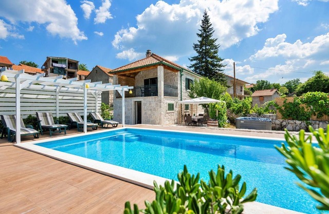 Amazing home in Zagvozd with jacuzzi