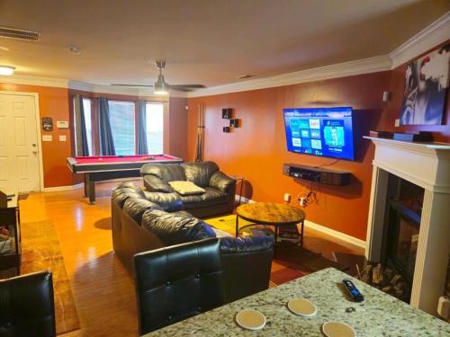 Amazing Large 3 Bed house with King Bed less than 10 miles to DTWN