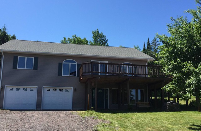 amazing location, 4 seasons, fireplace, nice deck, great location to trails etc