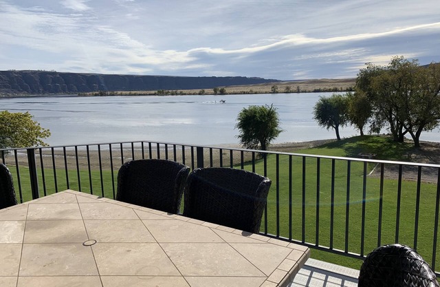 AMAZING LOCATION ON THE COLUMBIA RIVER, ENTIRE HOUSE, EXPANSIVE LAWN.