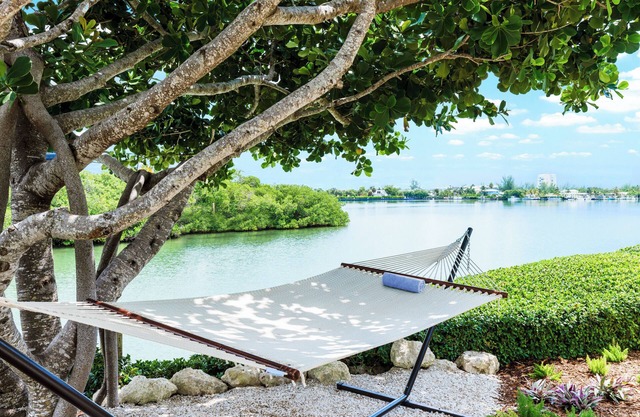 Amazing Location! Relaxing Room, Free Breakfast, Outdoor Pool w/Fantastic View