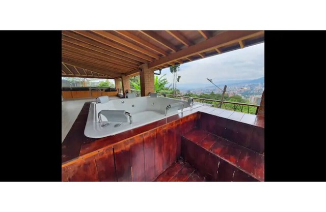 Amazing Medellín Views, Modern Villa with Jacuzzi