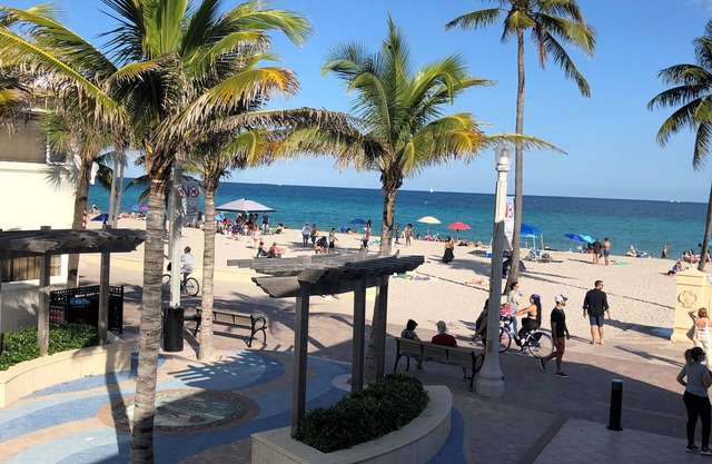 Amazing Ocean Front 2-bdrm Apartment, right on the Hollywood Broadwalk!