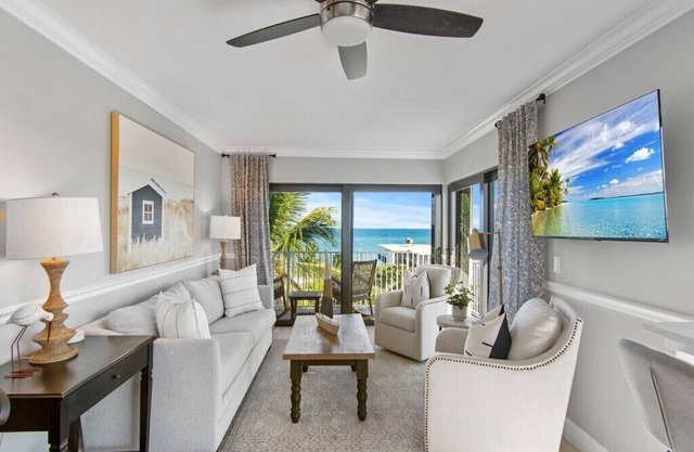 AMAZING OCEAN FRONT CONDO - TOP FLOOR - OCEAN VIEWS ALL AROUND!