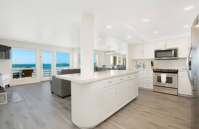 Amazing Oceanfront 2 Bedroom Condo