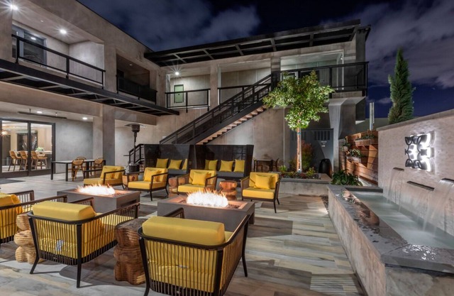 Amazing Stay! Four Great Units /8 Queen Beds, Central Location, Free Parking