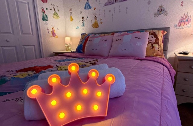 Amazing Themed Disney House 3-bedroom with fitness room, WiFi, AC, Pool Club