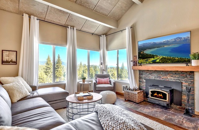 Amazing View! Spacious and Updated Cabin/Condo at Tahoe Donner.