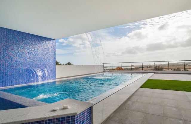 Amazing Villa with a Jacuzzi, Sauna, Turkish Bath, heated pool and great view