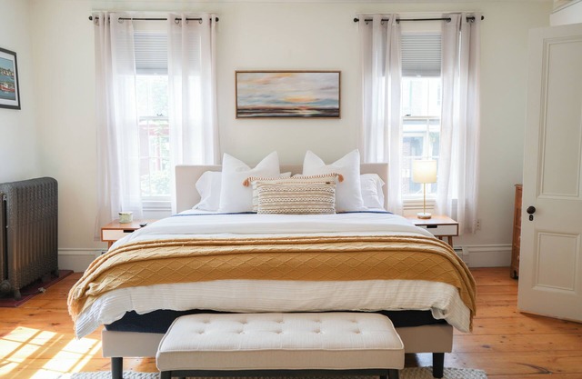 Amazing West End apartment walkable to downtown and the waterfront.