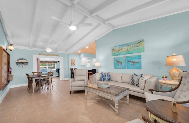 AMI North End Private Heated Pool. 1.2 blocks to beach!
