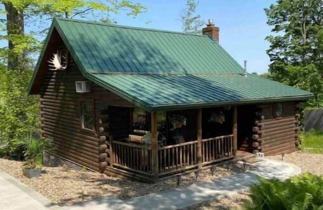 Amish built Honey Bear Cabin/jacuzzi tub,&loftbed