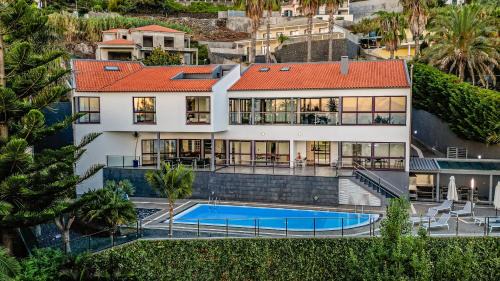 Ample villa with pool and gorgeous ocean view