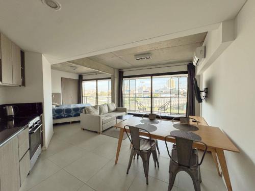 Amplio Loft con balcón sobre la Av 9 de Julio 6C