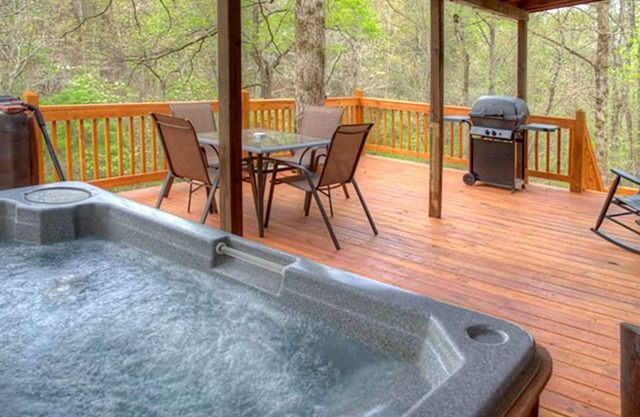 Amy's Creek 1 - Dog Friendly Cabin with Creekside Views and Covered Deck