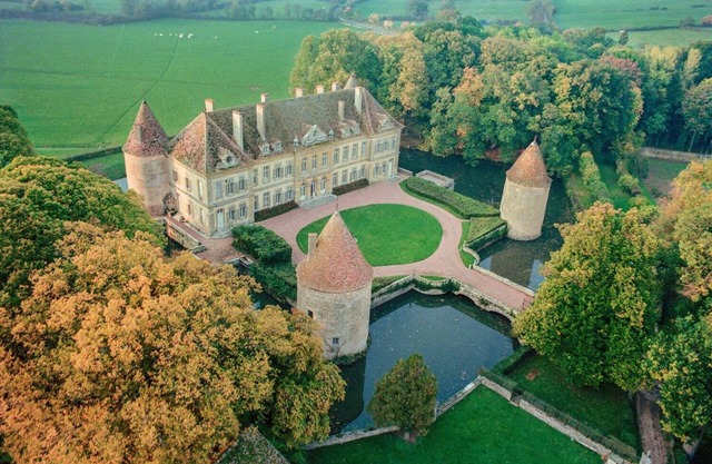 AN 18th-CENT HAVEN RESIDING IN ITS OWN ELEGANT BURGUNDIAN SETTING - DORDOGNE