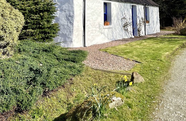 An 18th Century Cottage With Gorgeous Renovated Interior