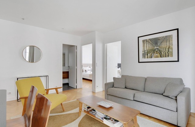 An Amazing 2BDR/2BR in St-Michel/Notre Dame