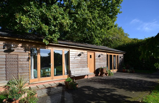 An attractive converted barn all set on ground floor level with 1 bedroom and en-suite shower room