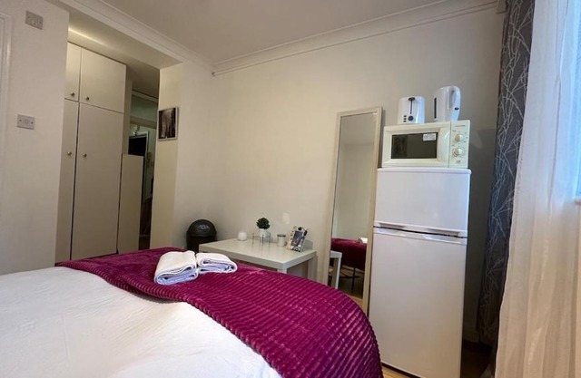 An Economic hotel-like room, En-suite Sheperds Bush