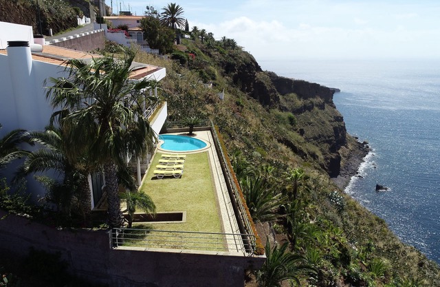 An uninterrupted 180º overlooking the Atlantic Ocean