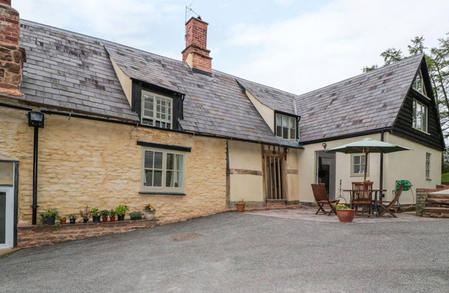 ANCHOR & CAN, pet friendly, with a garden in Hole-In-The-Wall.