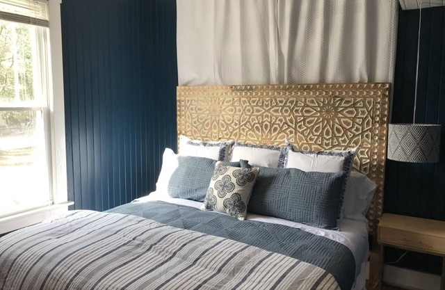 Anchor Inn: Walk to Tubbys,Near Thunderbolt Marina