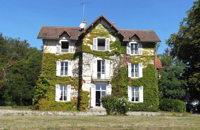 Ancien Pavillon de Chasse Situé Dans une Campagne Paisible .
