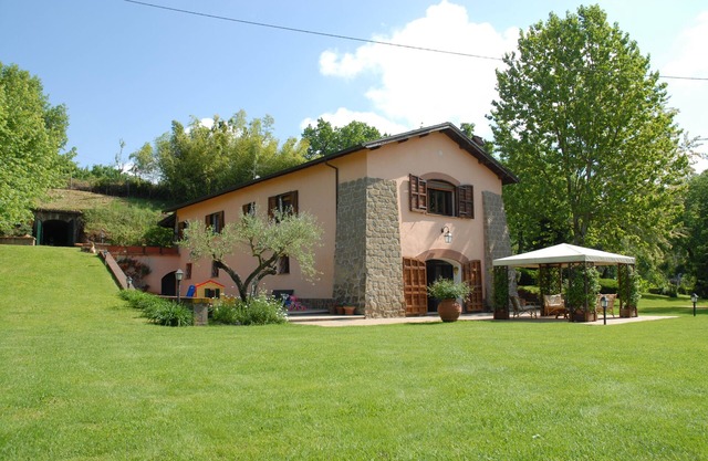 Ancient stone and wood noble farmhouse, 30 minutes from Rome