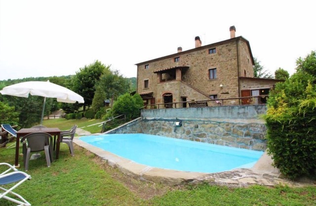 Ancient stone farmhouse with private swimming pool and tennis court. On the border between Tuscany a