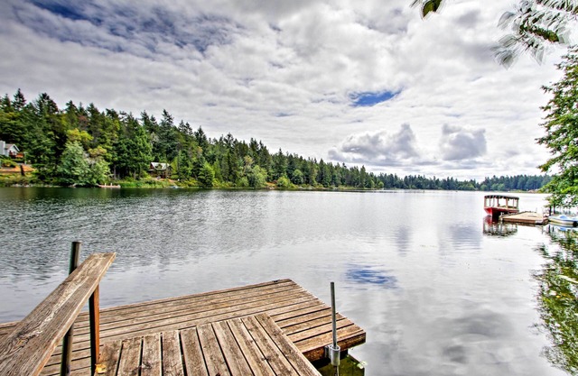 Anderson Island Retreat w/Lakefront Deck & Canoe!
