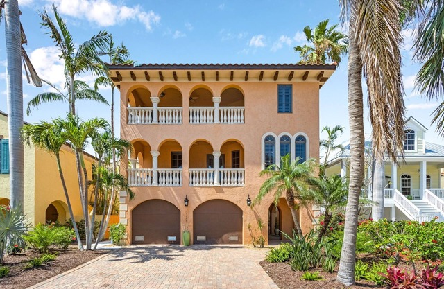 ANDY ROSSE LUXURY VILLA - WALK TO BEACH, SHOPS & RESTAURANTS