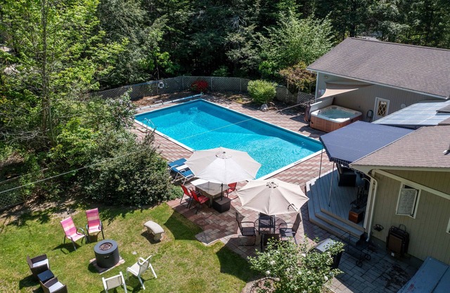 Andy's Retreat - Heated outdoor pool, hot tub, central AC, fire pit, bbq