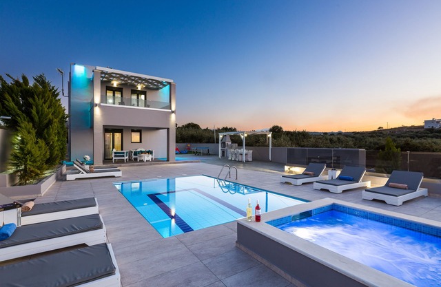 Angelina Villa, Superb sea views, 5' to sandy beach & shops, whirlpool