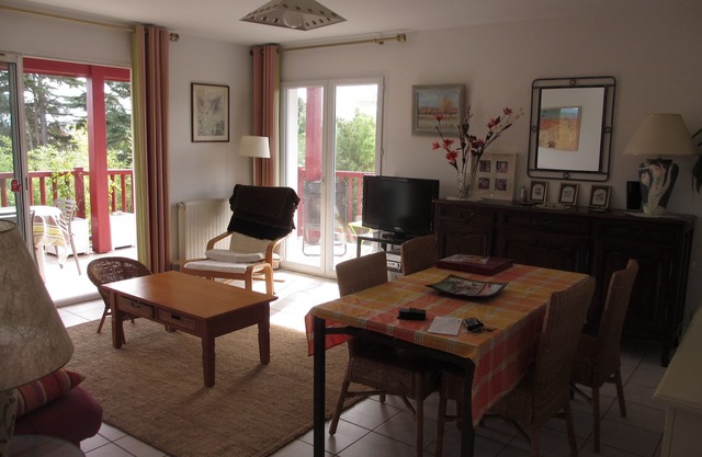 Anglet near beaches, Apt. T3 sleeps 6, large balcony, quiet, view
