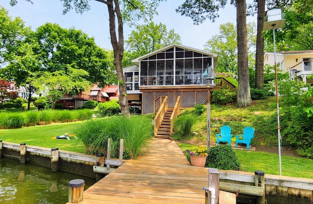 Annapolis waterfront with kayaks, private pier, 5.5 miles to downtown Annapolisn