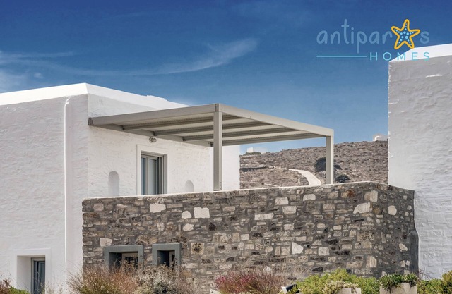 Antiparos Homes. A premium 160 sq m villa with 2 ensuite bedrooms and beach view