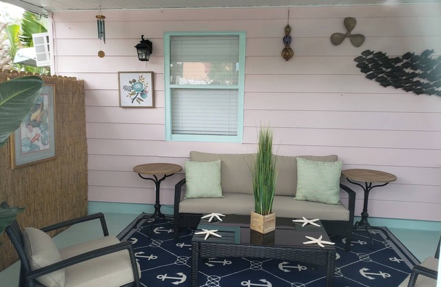 Antique Row Bungalow. Central, Comfy, Private Near Downtown, Beaches, & Parks.