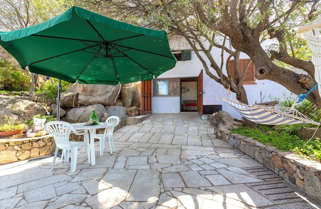 Apartment 'Monolocale' with Sea View, Private Garden and Air Conditioning