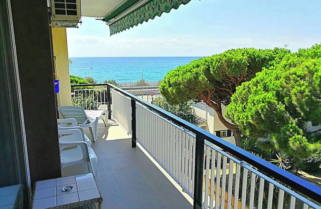 Apartment 'Llavaneras 2' close to the Beach with Sea View, Wi-Fi and Air Conditioning